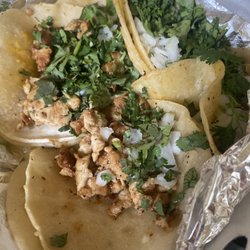 ¡Cuando hay cocinero, los tacos son buenísimos!  fotographia: caja para llevar de tacos lleno de flavor, menos de $8 con propina, especial.