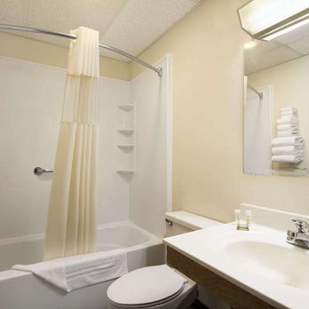 Super 8 by Wyndham Cuba - Bathroom - Hotels Near Me - Cuba, Missouri