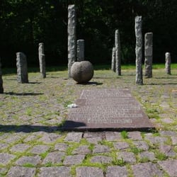 Pomnik Powstańców Warszawskich - An dieser Stelle in März 1945 hat man über 20 Zwangsarbeiter ermordet