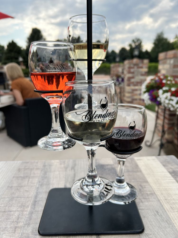 Hillside Vineyard Logo