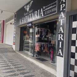 A Sapataria - Fachada da loja com destaque para alguns dos produtos.
