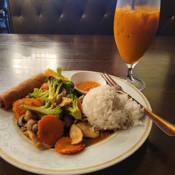 Thai Nine Restaurant - Oyster sauce with chicken lunch and Thai iced tea - Thai Near Me - Carmel, Indiana