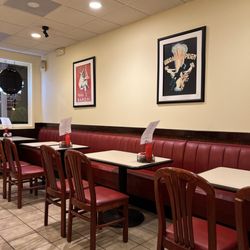 Armand's Bistro & Pizza - Table area