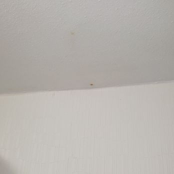 Hampton Inn Milwaukee-Northwest - Spots on ceiling - Hotels Near Me - Milwaukee, Wisconsin Hampton Inn Milwaukee-Northwest - Spots on ceiling - Hotels Near Me - Milwaukee, Wisconsin