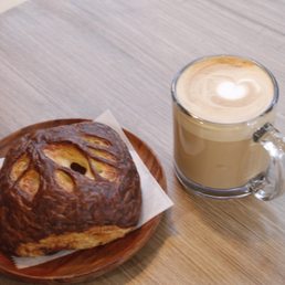 I also had a latte and an almond chocolate croissant! Fantastic, you can try to ad some vanilla to your latte! I also had a latte and an almond chocolate croissant! Fantastic, you can try to ad some vanilla to your latte!