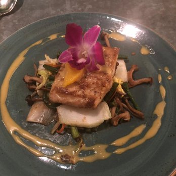 Herringbone Waikiki - Mahi Mahi with vegetables, and an orchid on top - Seafood Near Me - Honolulu, Hawaii Herringbone Waikiki - Mahi Mahi with vegetables, and an orchid on top - Seafood Near Me - Honolulu, Hawaii