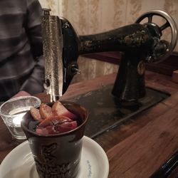 Singer - Mulled wine on a cute singer table.