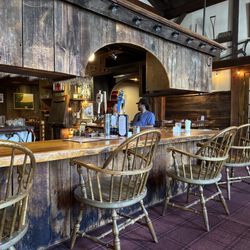 The New England House - Nice space!