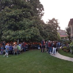 Reboraina - Seating area under a giant tree
