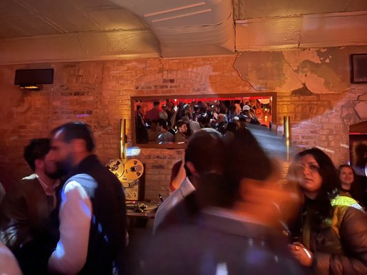 Howards Bar & Club by null