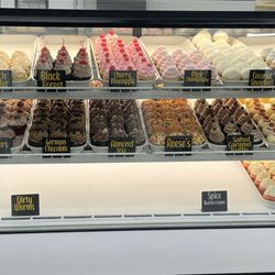 Cakes Plus - Came here for a lemon cupcake, none were available but they had great selection of other flavors.