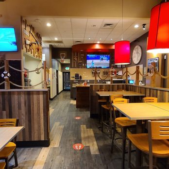 The Crab House - Dining area and front counter. - Seafood Near Me - Englewood, Colorado