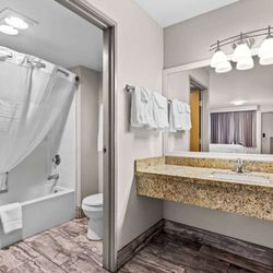 Days Inn by Wyndham Buckeye - Guest room bath