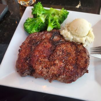 Toni Steakhouse - Steak, mashed potatoes & broccoli - Steakhouses Near Me - Savannah, Georgia Toni Steakhouse - Steak, mashed potatoes & broccoli - Steakhouses Near Me - Savannah, Georgia