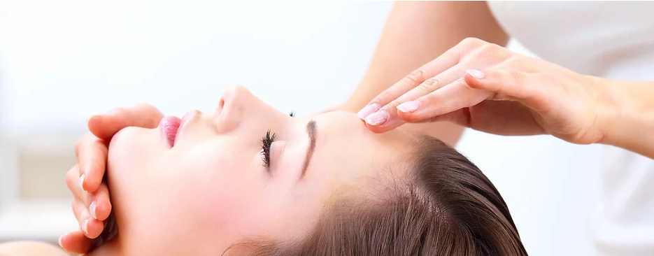 Apka Salon & Spa Logo