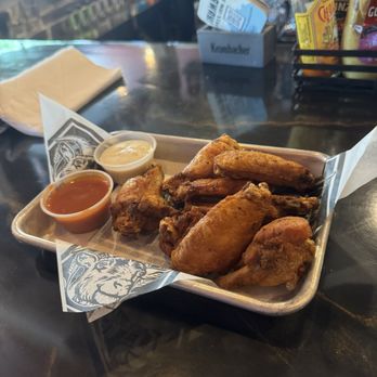 Derailed Taphouse - Chicken 8 Derailed Wings - American Near Me - East Stroudsburg, Pennsylvania
