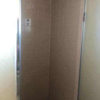 Riverfront Inn- Roseburg - Small shower - Hotels Near Me - Roseburg, Oregon Riverfront Inn- Roseburg - Small shower - Hotels Near Me - Roseburg, Oregon