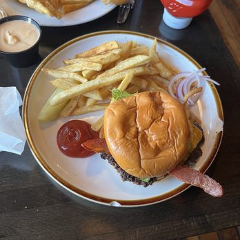 Harp & Clover - Custom burger with cheddar cheese and bacon - Irish Near Me - Gadsden, Alabama