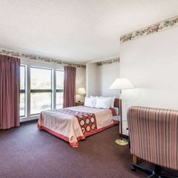 Super 8 by Wyndham Du Quoin - 1 Queen Bed Suite