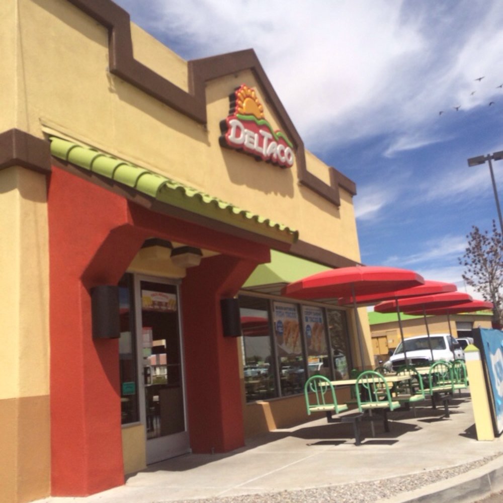 the outside of a del taco restaurant