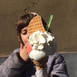 Gelateria Pitti - Primo gelato della stagione, con cialda omaggio per la bimba (piccola gentilezza molto apprezzata!)