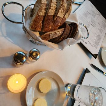 Hendrick's Tavern - Complimentary bread basket - Bars Near Me - Roslyn, New York