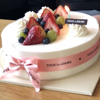 Tous Les Jours - Cloud cream cake with fruit filling - Desserts Near Me - Los Angeles, California Tous Les Jours - Cloud cream cake with fruit filling - Desserts Near Me - Los Angeles, California
