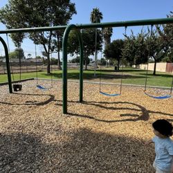 Terraza Park - 3 kid swings, 1 baby swing