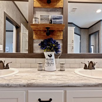 Palm Harbor Village - Primary Bathroom - Mobile Home Dealers Near Me - Corinth, Texas Palm Harbor Village - Primary Bathroom - Mobile Home Dealers Near Me - Corinth, Texas