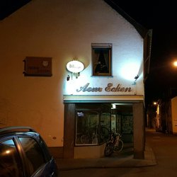 Aom Ecken - Außenansicht bei später Abendstunde. Von außen sehr unscheinbar.