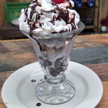 Walnut Cafe - Hot fudge sundae - Bars Near Me - Walnut, Illinois