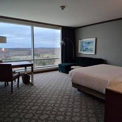 Resorts World Catskills - Queen size bedroom