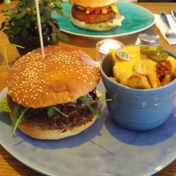 Der Laden - Der "Italian Burger" neben den Chili Cheese Pommes, hinten zu sehen der Laden Veggie Burger