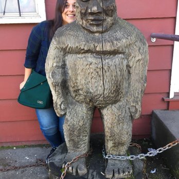 Bigfoot Discovery Museum - Obligatory pose with Bigfoot himself - Museums Near Me - Felton, California