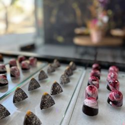 Aurora - Shimmering Delicacies - Chocolate bonbons