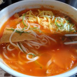 Kimchi Kalguksu (Home-style noodle soup)