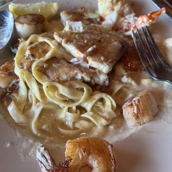 Mine Oyster - Shrimp, haddock, mussels, and scallops in Alfredo sauce. So fresh and good! - Live/Raw Food Near Me - Boothbay Harbor, Maine Mine Oyster - Shrimp, haddock, mussels, and scallops in Alfredo sauce. So fresh and good! - Live/Raw Food Near Me - Boothbay Harbor, Maine