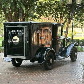 Blue Bell Creameries - Delivery truck - Ice Cream & Frozen Yogurt Near Me - Brenham, Texas