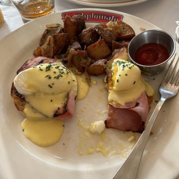 Le Diplomate - Eggs Benedict - Brasseries Near Me - Washington, DC, District of Columbia