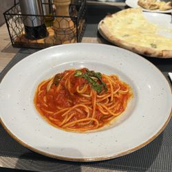 Cucina Italiana - Spaghetti with tomatoes and basil