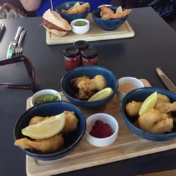 Linen Hill Kitchen & Deli - The pulled pork with ciabatta, Asian chicken, oysters, whiting and prawns with the dips - alright to good fare