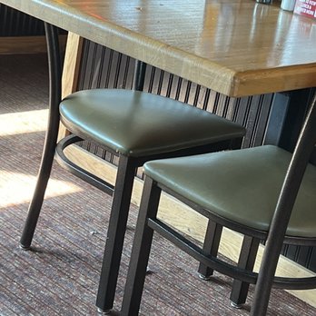Applebee's Grill + Bar - Tables not wiped down - Sports Bars Near Me - Camarillo, California