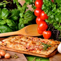 Le Charpentier GmbH - Flammkuchen mit Speck und Zwiebeln, Spinat und Gogonzola oder mit Hummerschwänzen. Tarte flambée.