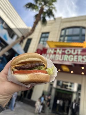 In-N-Out Burger by null