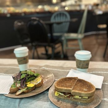 Cozy District Cafe - New American Near Me - Fairfax, Virginia