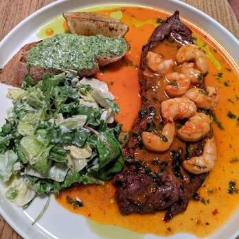 Karakter - Beef skirt steak with aglio olio e peperoncino shrimps / lime / lettuce / toast with garlic mayonnaise. - French Near Me - Kraków, Massachusetts