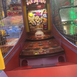 Chuck E. Cheese - Broken machine