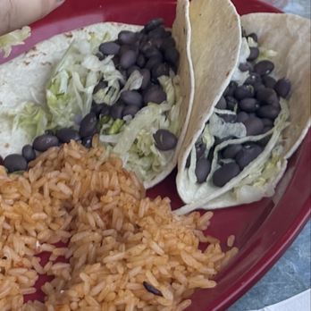 Cantina 32 - Bean tacos, not cooked, hard, stale, no flavor, lettuce, also not fresh. Food past expiration date. - Tacos Near Me - Bolton, New York