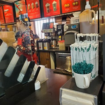 Starbucks - A fast employee making my order request - Coffee & Tea Near Me - Shelby Township, Michigan