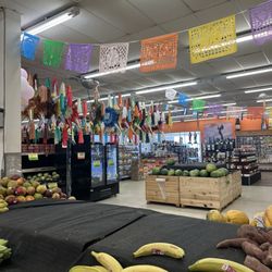 El Rio Bravo Supermarket - More piñatas